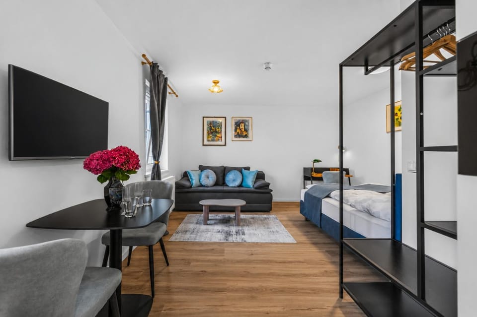 Bed, TV and multimedia, Living room, Seating area, Bedroom
