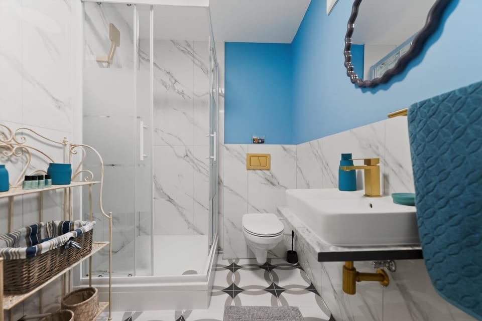Shower, Toilet, Bathroom, towels