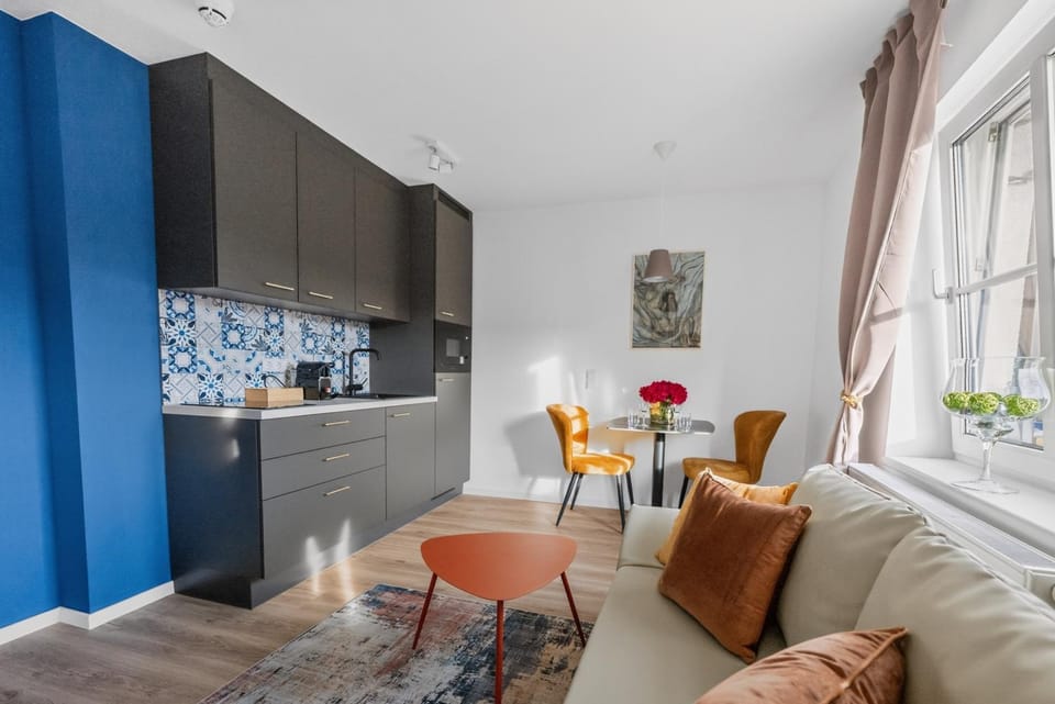 Kitchen or kitchenette, Living room, Seating area, Dining area