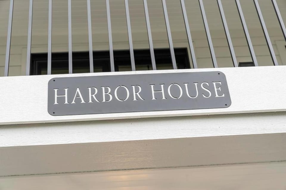 Harbor House 21: 5-bedroom lake view retreat in Bay Harbor, MI, perfect for families. House in Bay Harbor