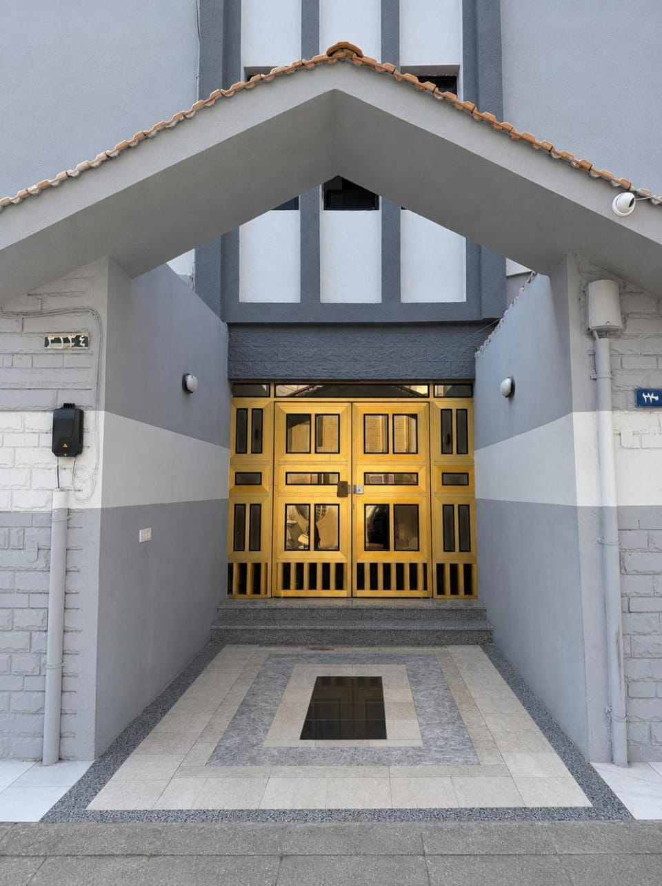 Facade/entrance