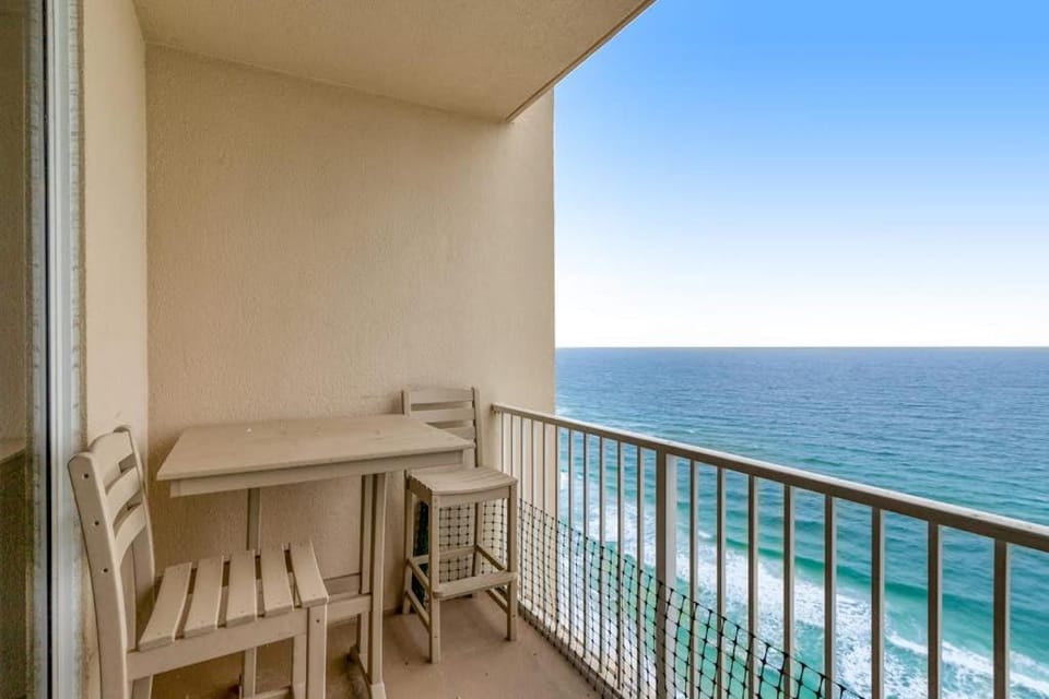 Picturesque gulf-front views & on-site pools hot tubs and beach service House in Panama City Beach
