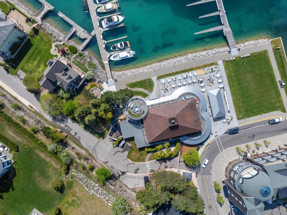 Harbor Master 101: Luxurious 3-bedroom condo in Bay Harbor, MI, perfect for relaxation. Apartment in Bay Harbor