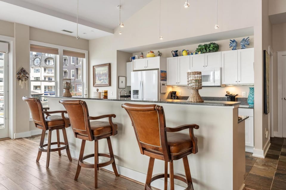 Harbor Master 101: Luxurious 3-bedroom condo in Bay Harbor, MI, perfect for relaxation. Apartment in Bay Harbor
