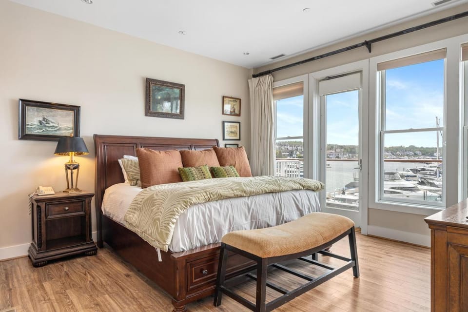 Harbor Master 101: Luxurious 3-bedroom condo in Bay Harbor, MI, perfect for relaxation. Apartment in Bay Harbor
