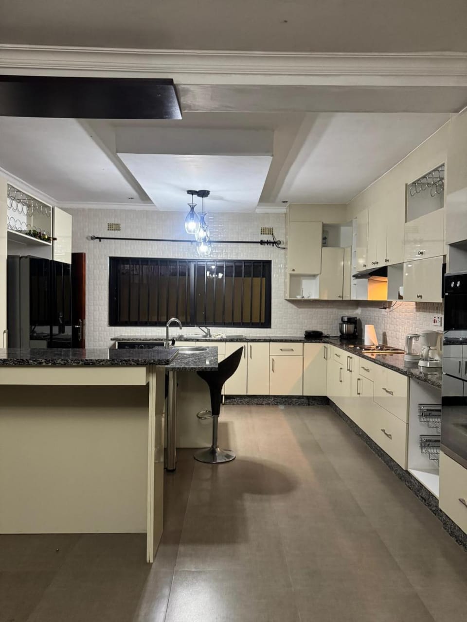 Kitchen or kitchenette, dishwasher, minibar, oven, stove