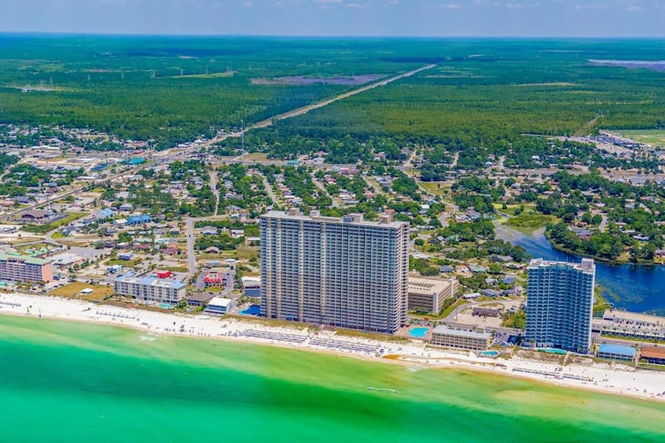 Spacious high-rise condo with stunning beachfront views pools & hot tubs House in Panama City Beach