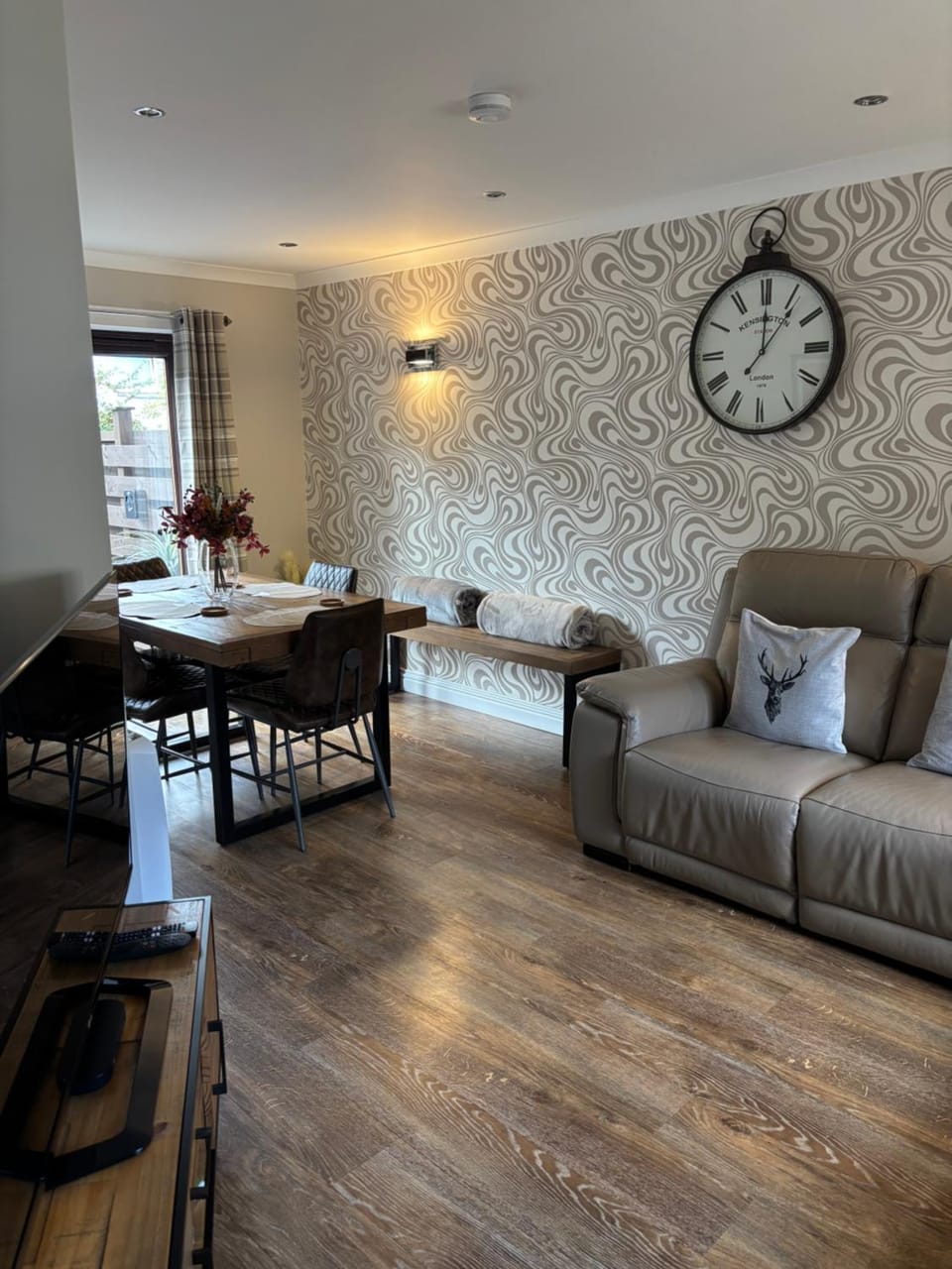 TV and multimedia, Living room, Dining area