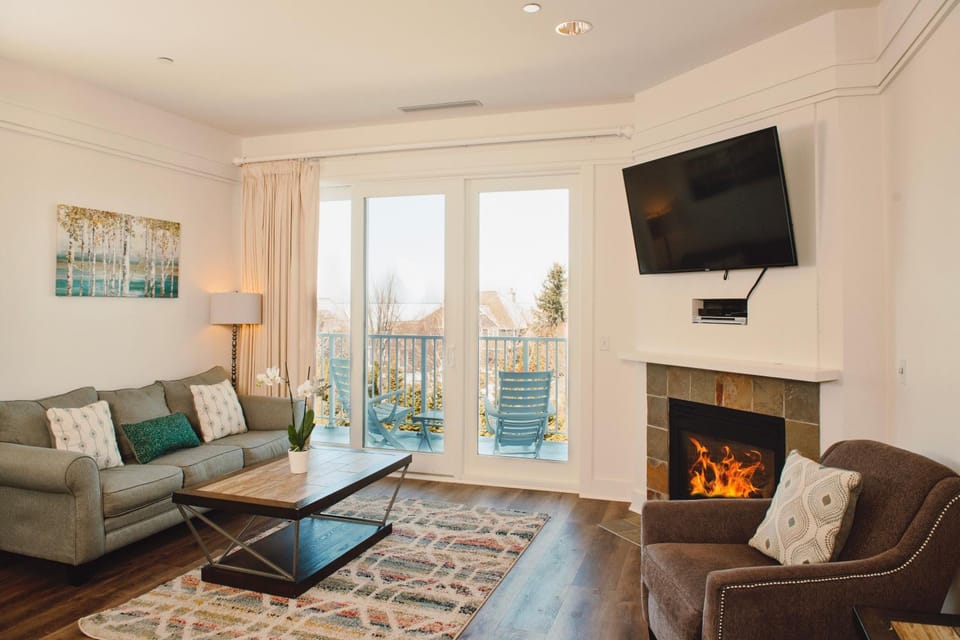 Maritime Lakeview Suite 317: Cozy 2-bedroom condo with stunning lake views in Bay Harbor, MI. Apartment in Bay Harbor