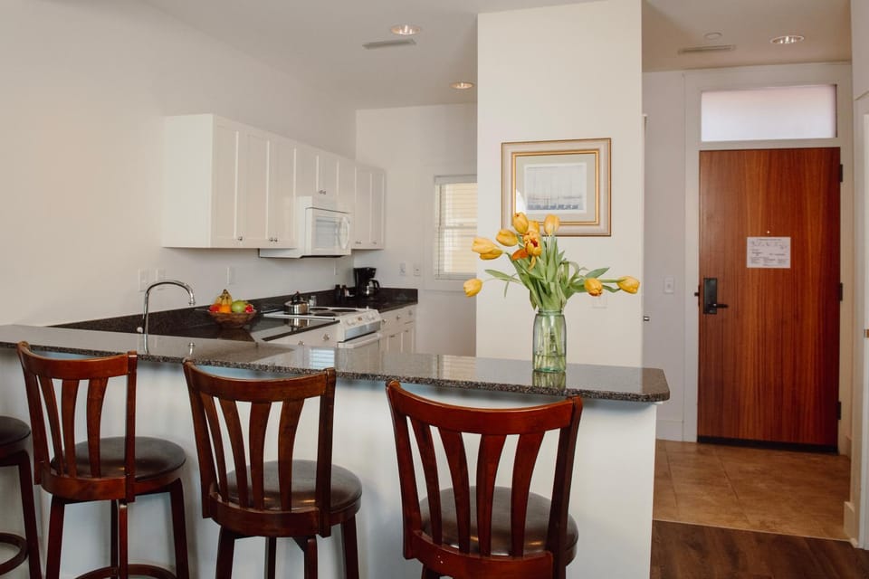 Maritime Lakeview Suite 317: Cozy 2-bedroom condo with stunning lake views in Bay Harbor, MI. Apartment in Bay Harbor