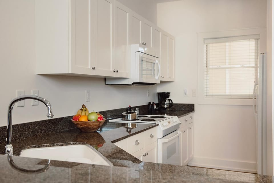 Maritime Lakeview Suite 317: Cozy 2-bedroom condo with stunning lake views in Bay Harbor, MI. Apartment in Bay Harbor