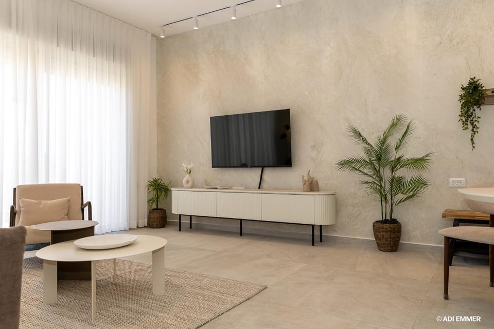 Communal lounge/ TV room, TV and multimedia, Living room, Seating area, Evening entertainment