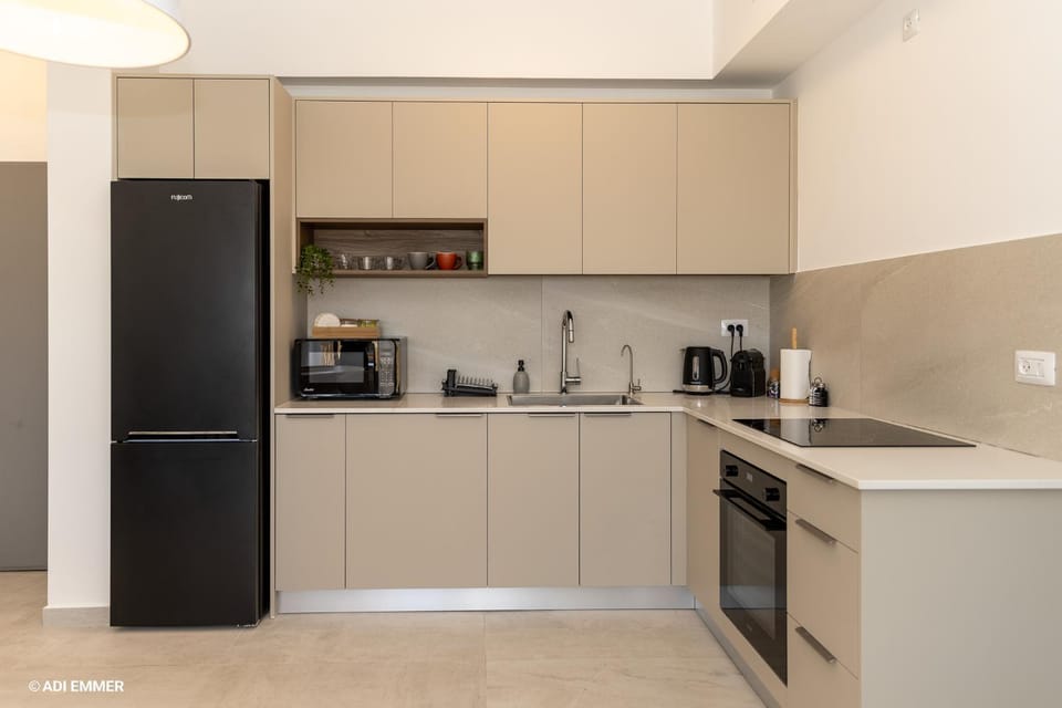 Coffee/tea facilities, Kitchen or kitchenette, microwave, oven, stove, kitchen