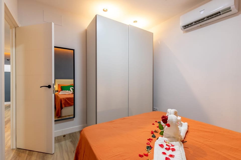 Bed, Photo of the whole room, Bedroom, towels, wardrobe, air conditioner