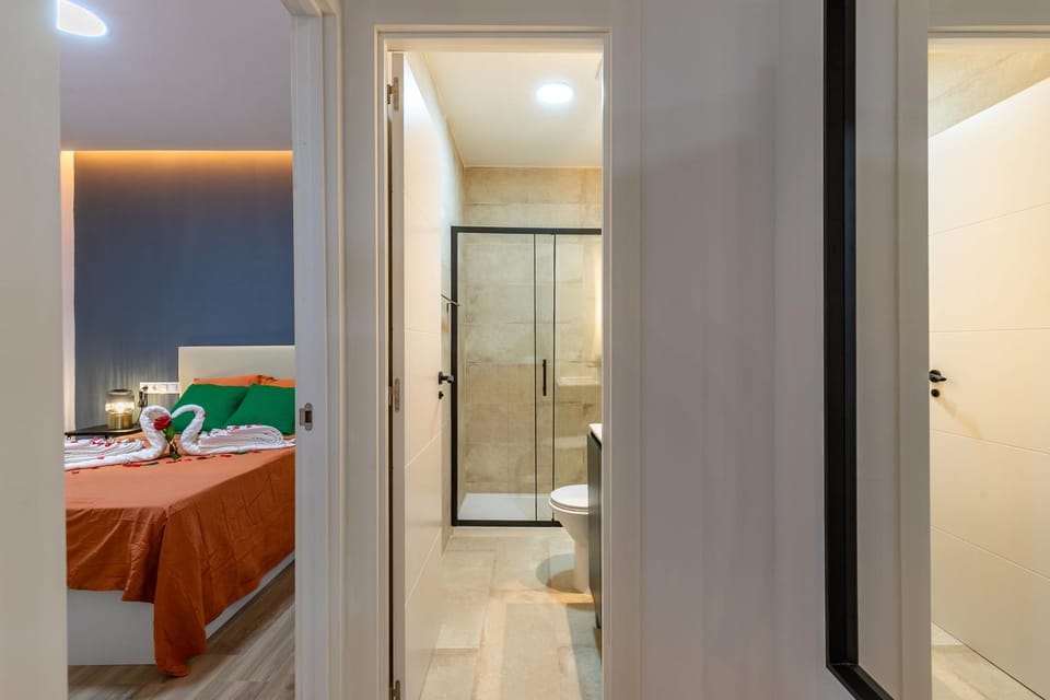 Shower, Bed, Bathroom, Photo of the whole room, Bedroom, towels