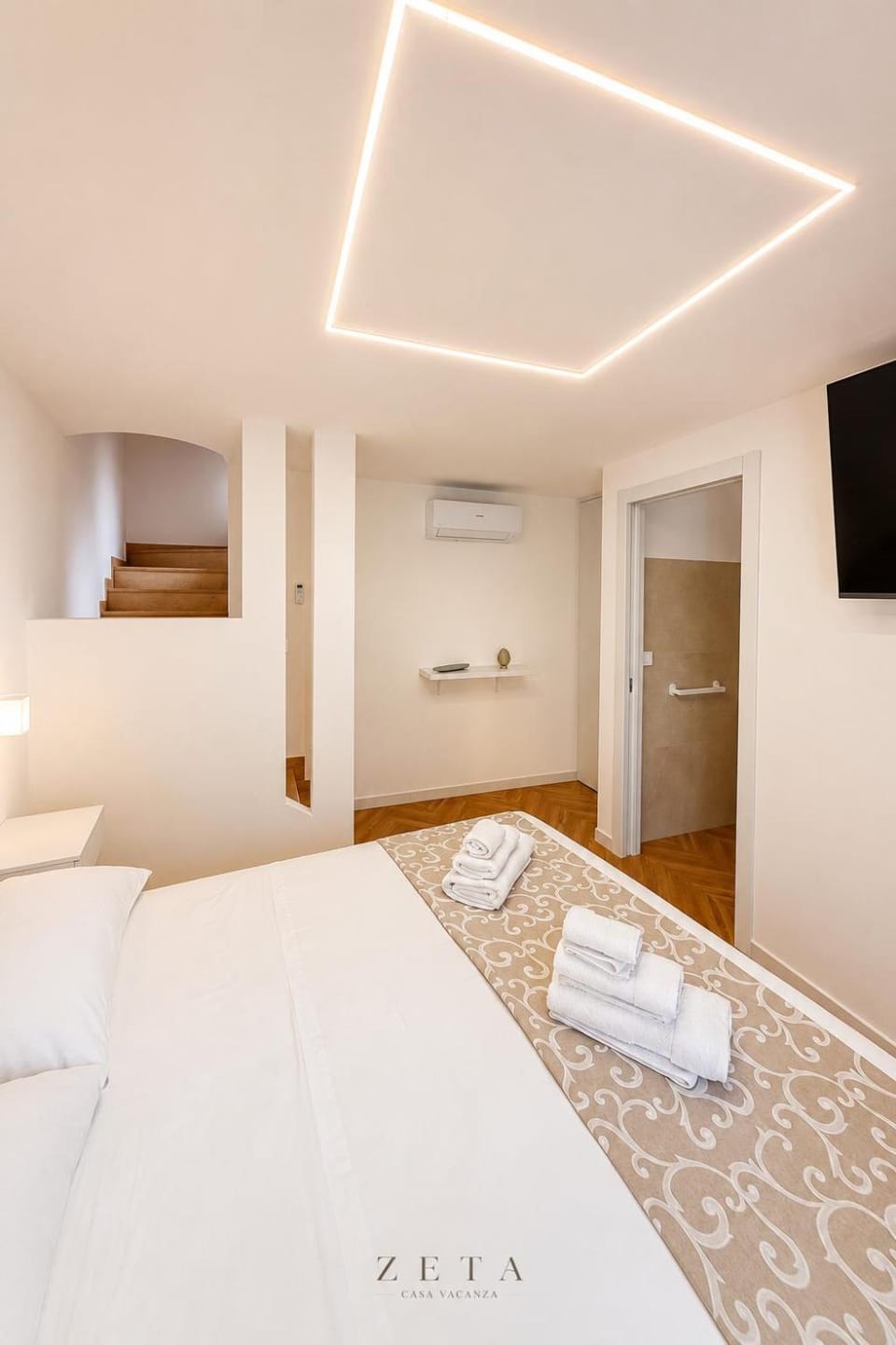 Bed, TV and multimedia, Photo of the whole room, Bedroom, towels, air conditioner