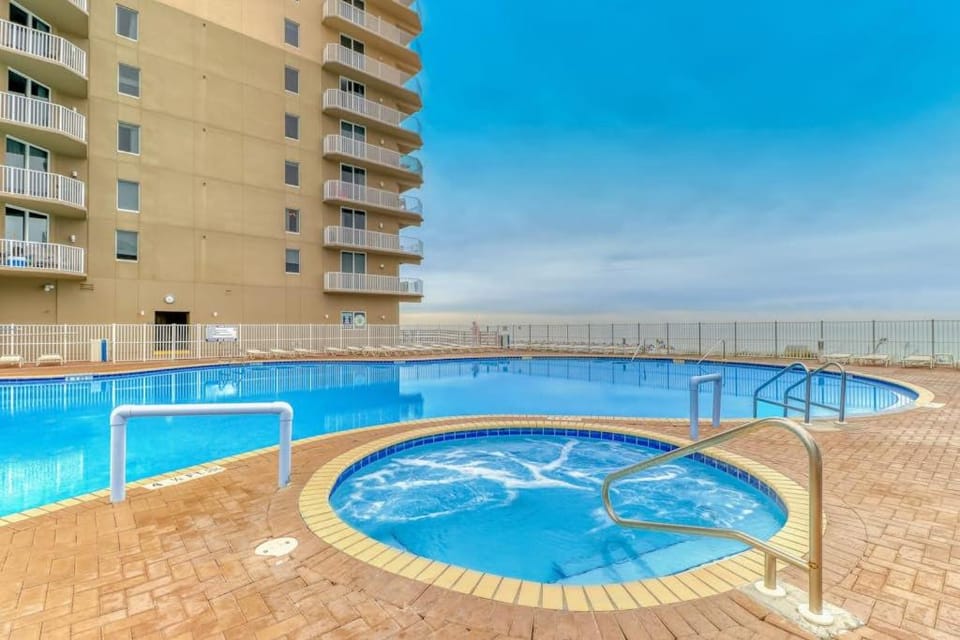 Gorgeous gulf-front location & resort pools beach service and hot tubs House in Panama City Beach