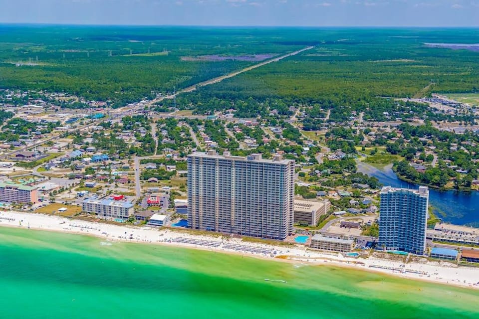 Gorgeous gulf-front location & resort pools beach service and hot tubs House in Panama City Beach