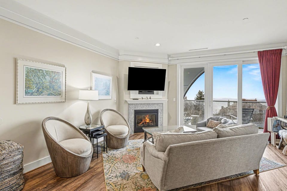Discover Maritime Lakeview Suite 414 in Bay Harbor, MI—spacious, stylish, and lakeside. Apartment in Bay Harbor