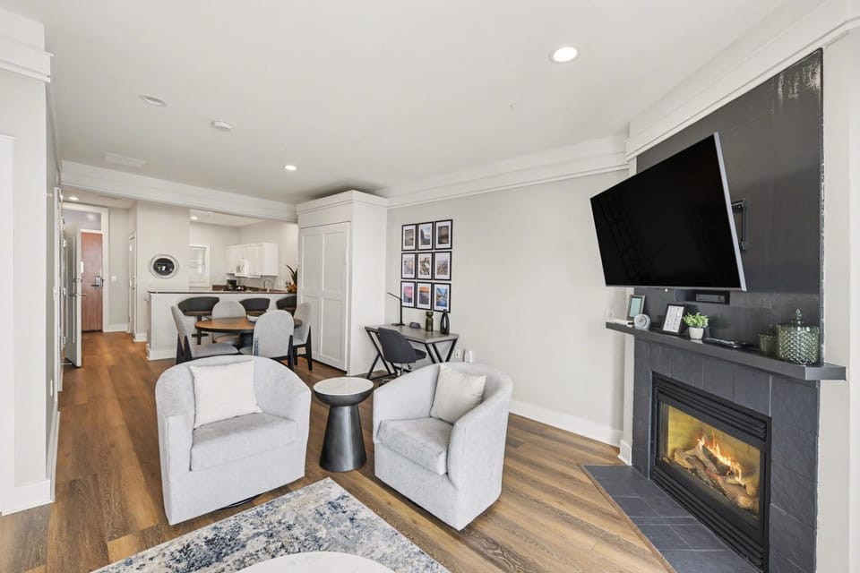 Experience comfort in Maritime Lakeview Suite 406, a 2-bedroom condo in Bay Harbor. Apartment in Bay Harbor