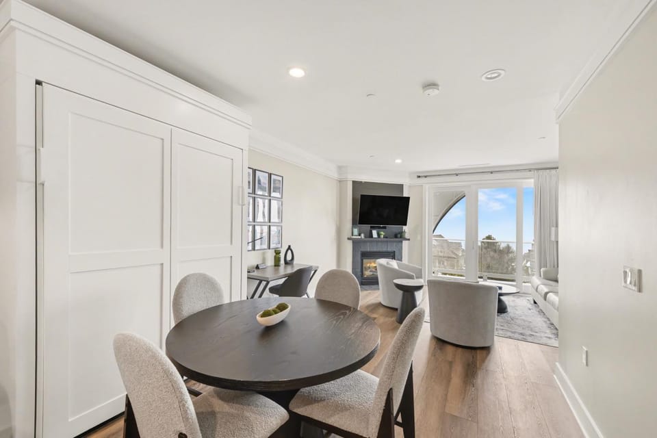 Experience comfort in Maritime Lakeview Suite 406, a 2-bedroom condo in Bay Harbor. Apartment in Bay Harbor
