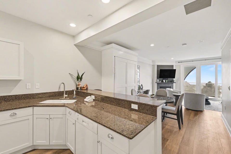 Experience comfort in Maritime Lakeview Suite 406, a 2-bedroom condo in Bay Harbor. Apartment in Bay Harbor