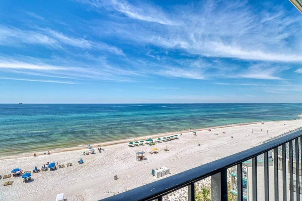 Centrally located condo with private balcony Pool & Hot tub House in Lower Grand Lagoon