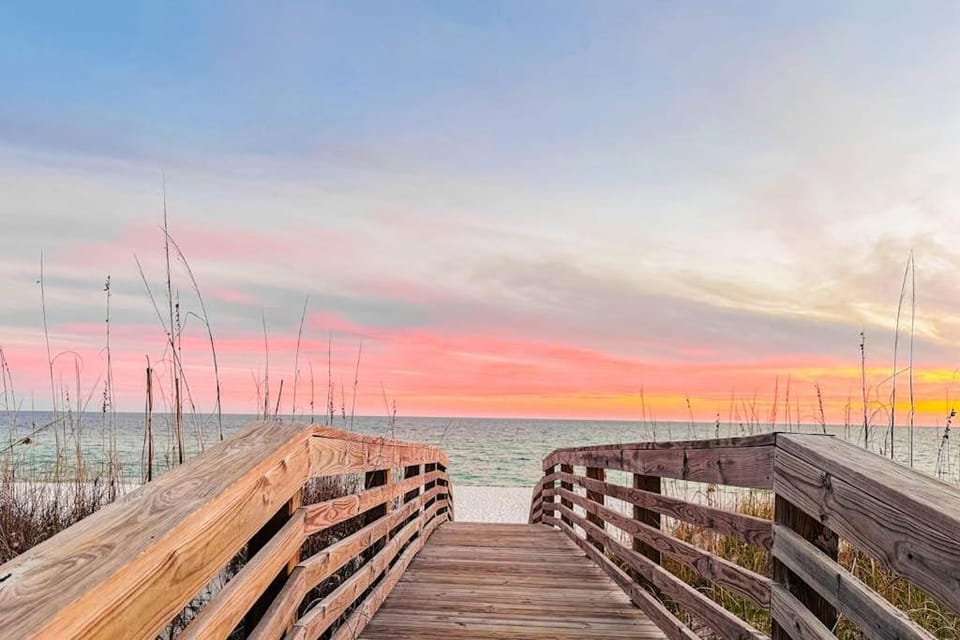 Ideally located coastal condo with Gulf views private balcony & beach access House in Perdido Key