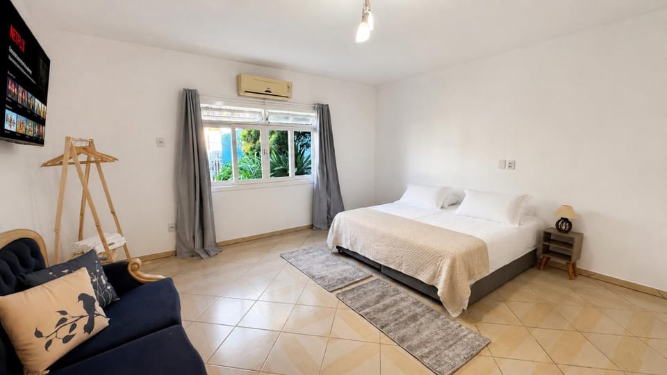 Bed, TV and multimedia, Photo of the whole room, Bedroom, air conditioner