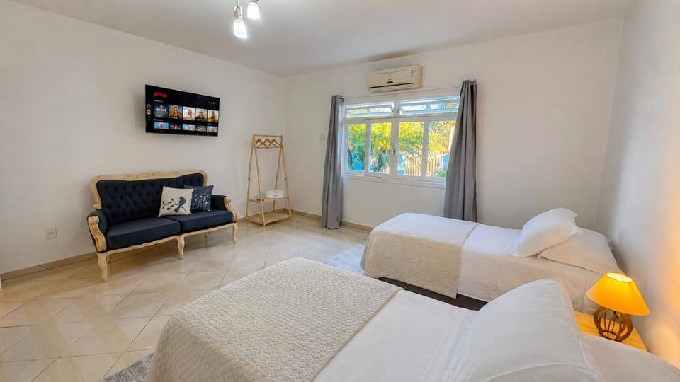Bed, TV and multimedia, Photo of the whole room, Bedroom