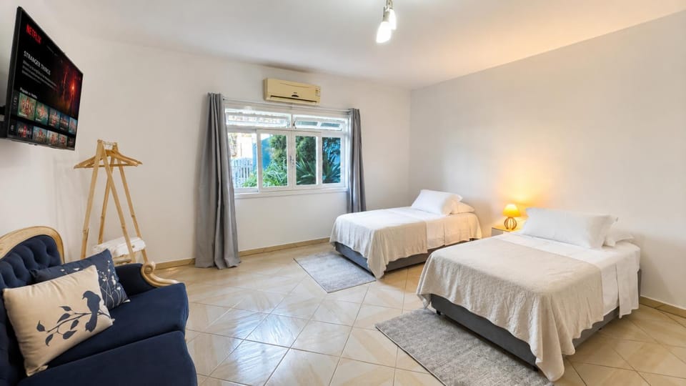 Bed, TV and multimedia, Photo of the whole room, Bedroom, air conditioner