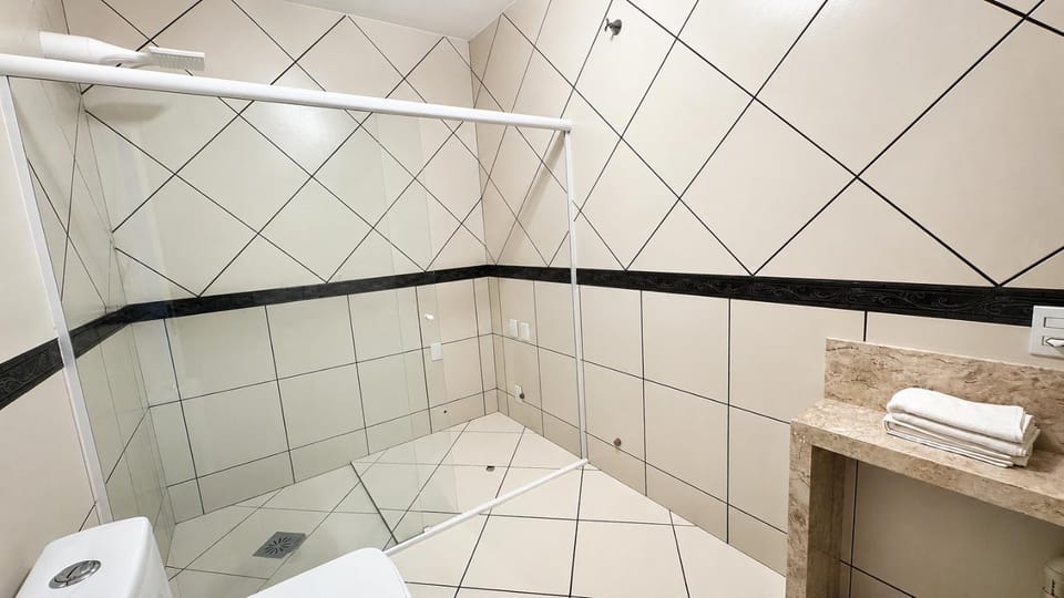 Shower, Toilet, Bathroom, towels