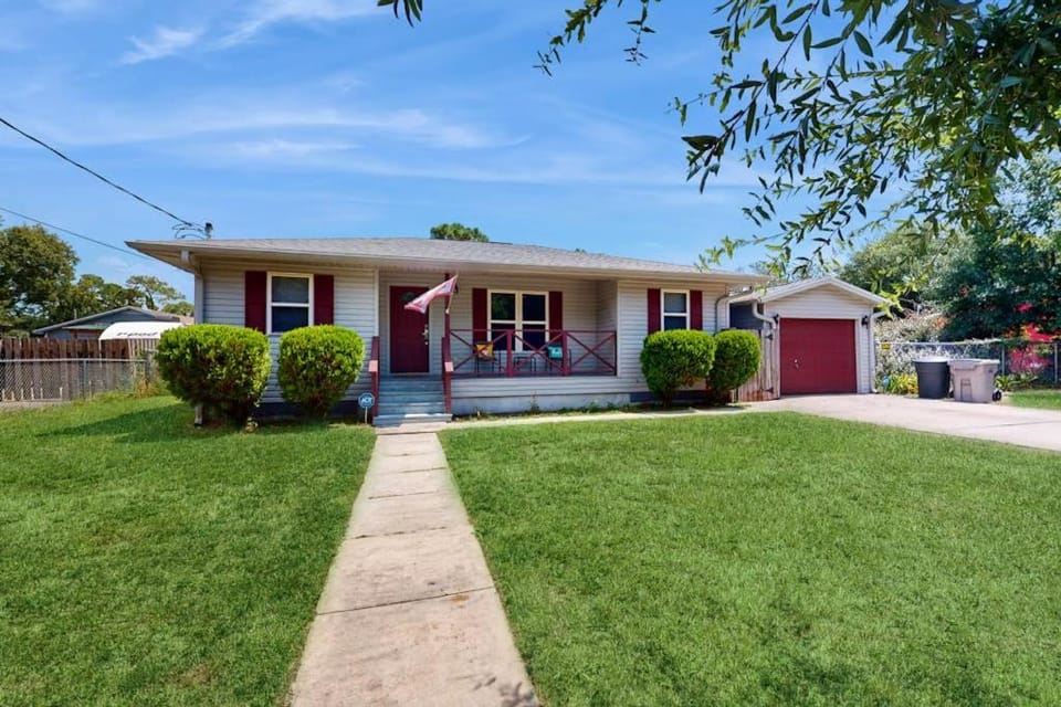 Cozy coastal home with a private pool and close to Johnson Beach House in Perdido Key