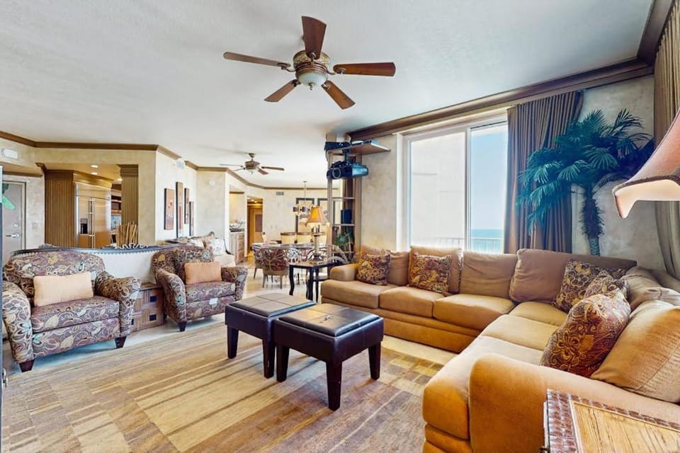 Gorgeous beachfront condo shared pool and beach access House in Ono Island