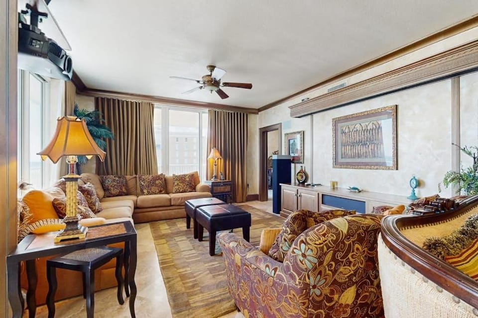 Gorgeous beachfront condo shared pool and beach access House in Ono Island
