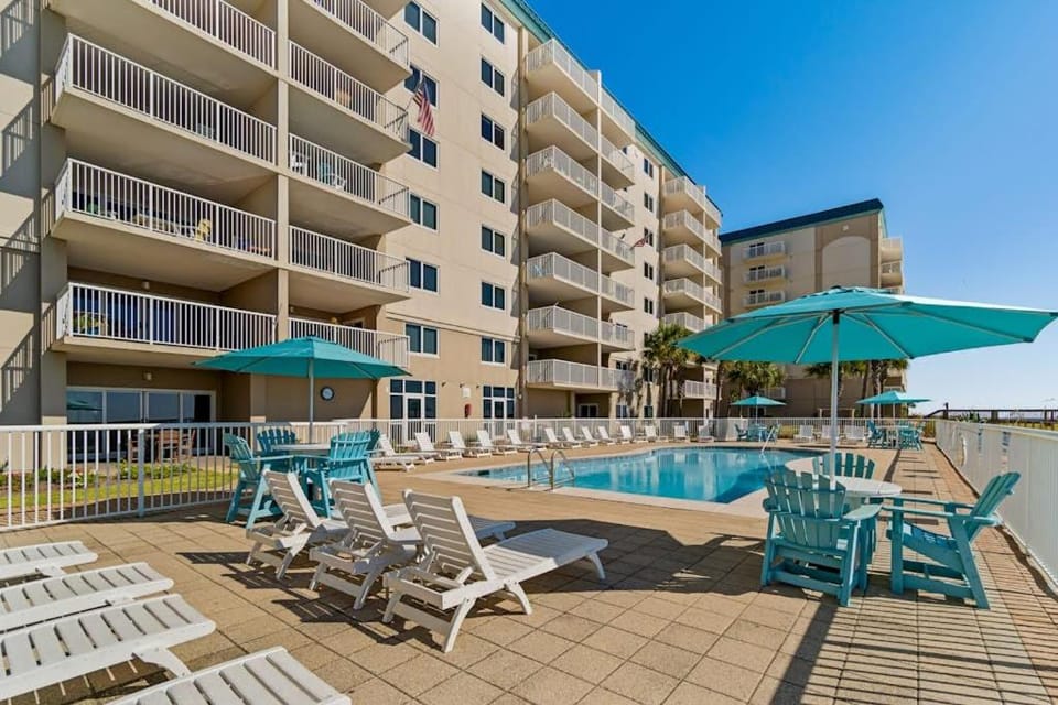 Gorgeous Oceanfront condo with washer&dryer Gulf-front balcony & pool hot tub House in Perdido Key