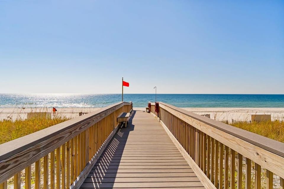 Gorgeous Oceanfront condo with washer&dryer Gulf-front balcony & pool hot tub House in Perdido Key