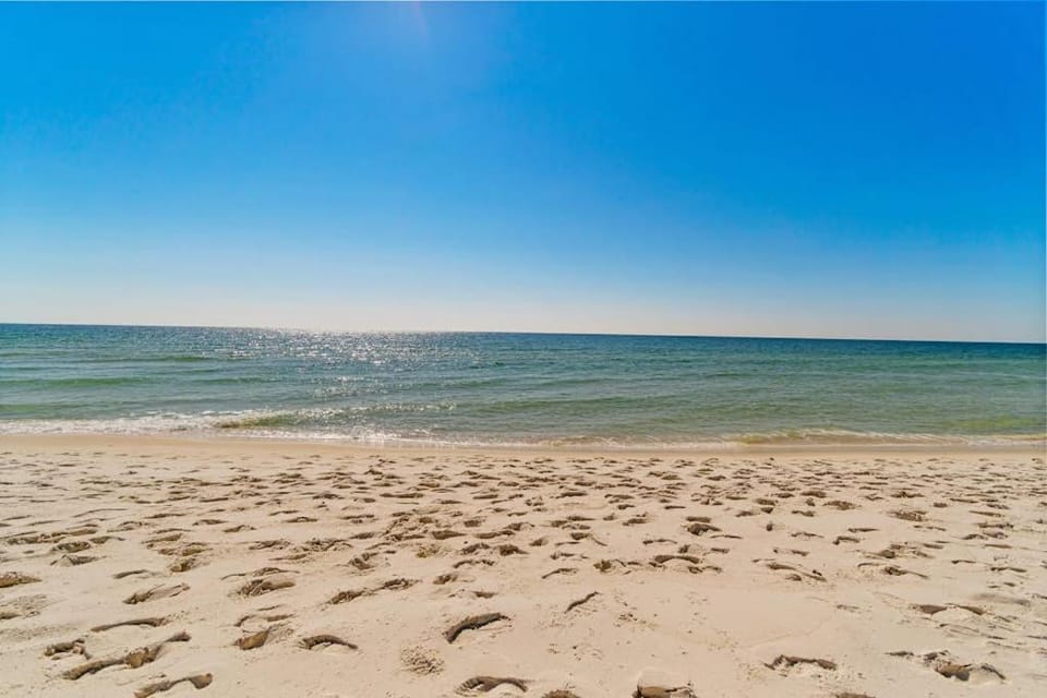 Gorgeous Oceanfront condo with washer&dryer Gulf-front balcony & pool hot tub House in Perdido Key