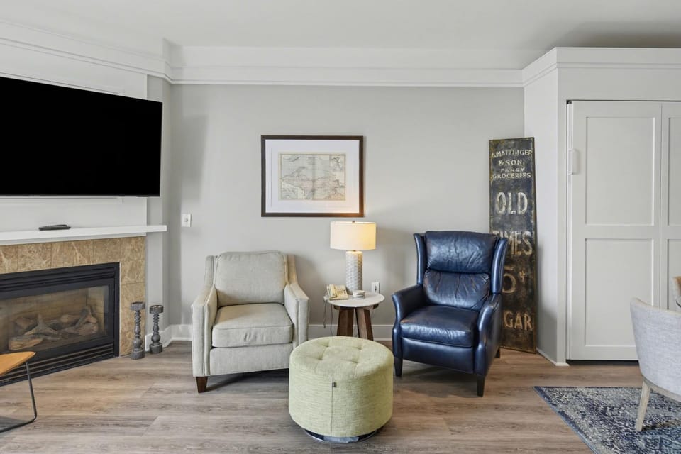 Maritime Lakview Suite 417: A spacious 2-bedroom condo in beautiful Bay Harbor, MI. Apartment in Bay Harbor