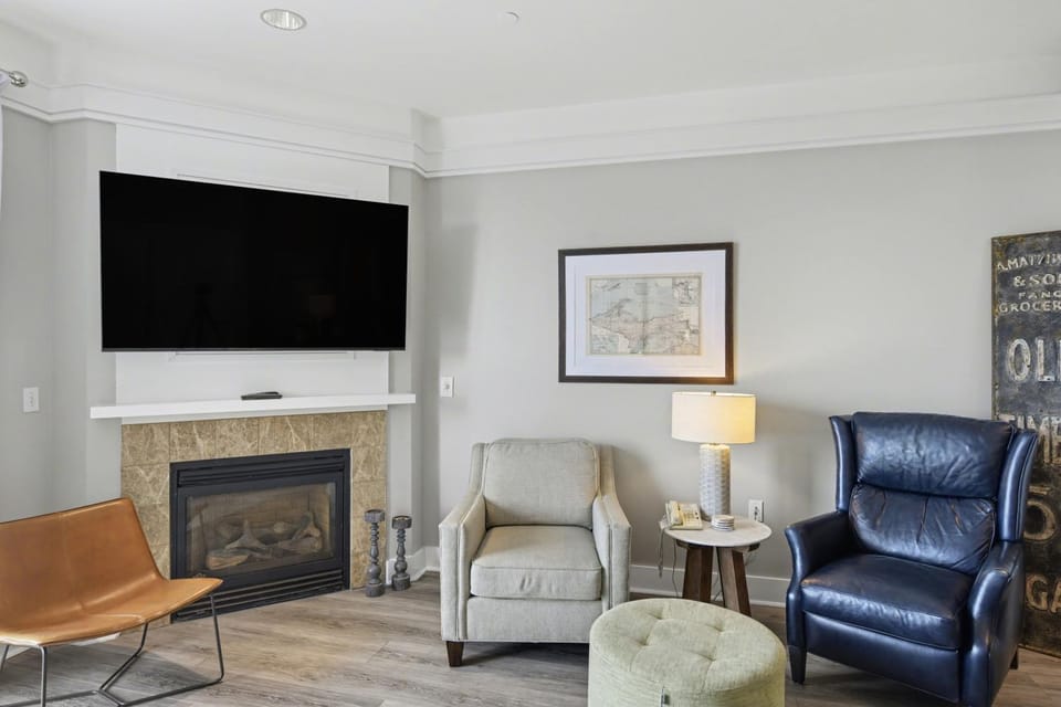 Maritime Lakview Suite 417: A spacious 2-bedroom condo in beautiful Bay Harbor, MI. Apartment in Bay Harbor