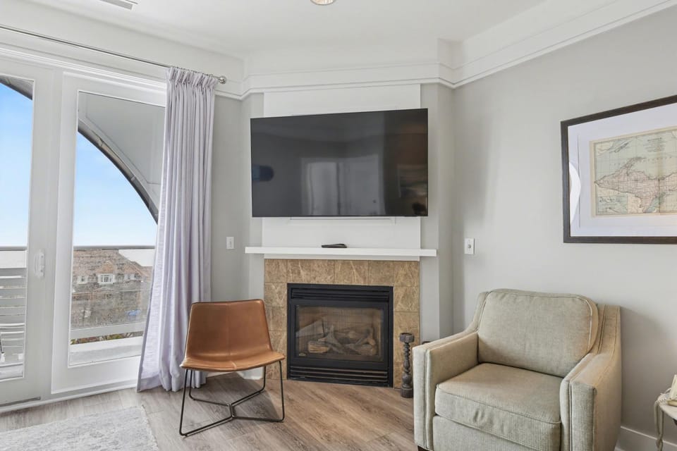 Maritime Lakview Suite 417: A spacious 2-bedroom condo in beautiful Bay Harbor, MI. Apartment in Bay Harbor