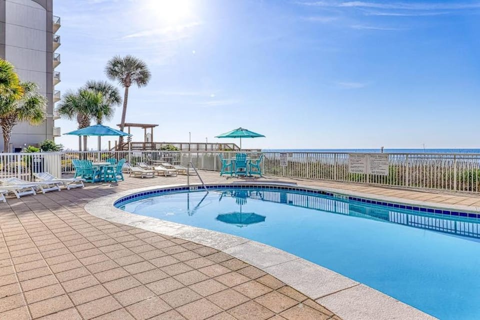 Gorgeous Oceanfront condo with washer&dryer Gulf-front balcony & pool hot tub House in Perdido Key