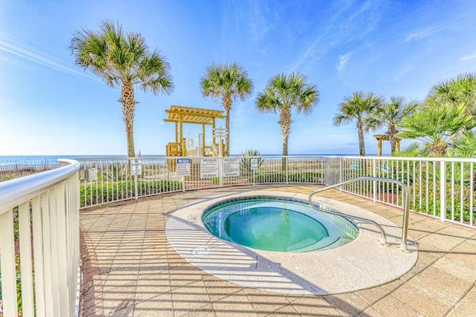 Gorgeous Oceanfront condo with washer&dryer Gulf-front balcony & pool hot tub House in Perdido Key