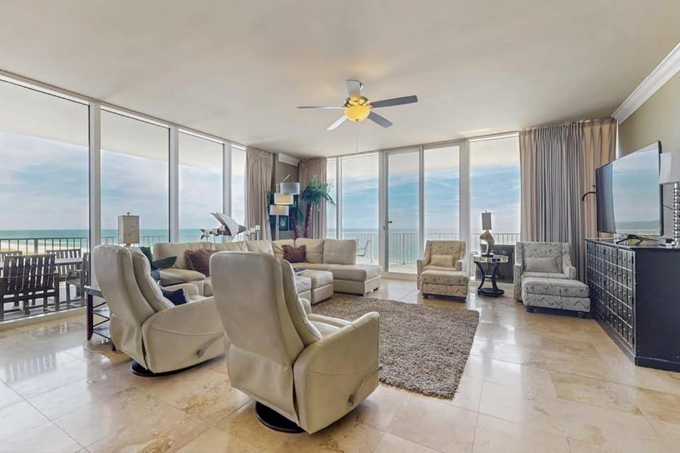 Elegant Gulf-Front Condo with Large Balcony Beach Access & Shared Pool Gym House in Ono Island