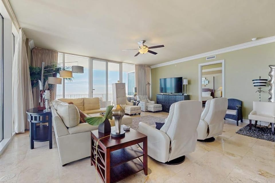 Elegant Gulf-Front Condo with Large Balcony Beach Access & Shared Pool Gym House in Ono Island