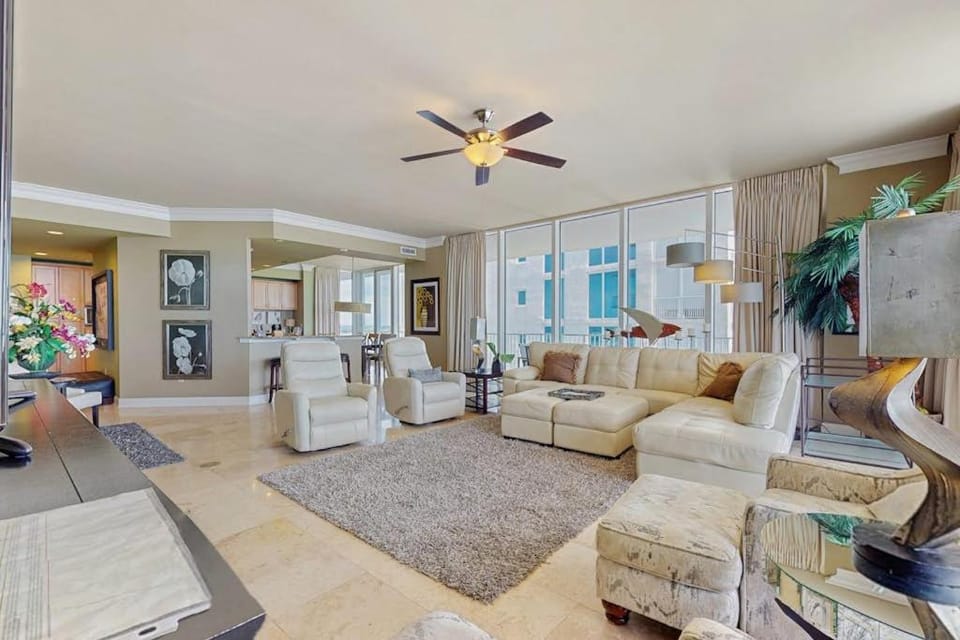 Elegant Gulf-Front Condo with Large Balcony Beach Access & Shared Pool Gym House in Ono Island