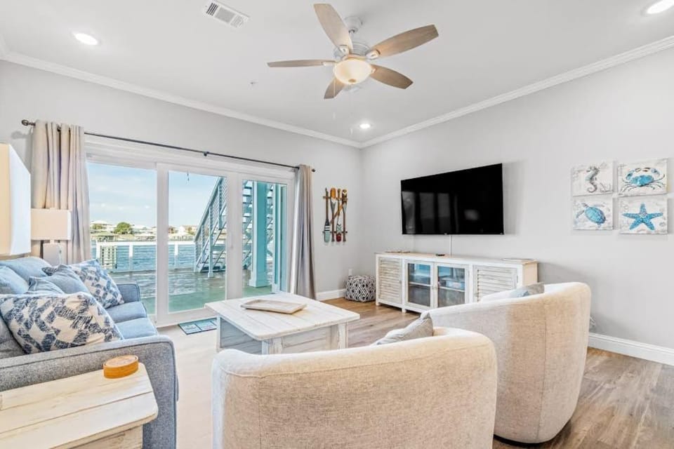 Quaint bay front home with patio full kitchen & WD - snowbird-friendly House in Ono Island
