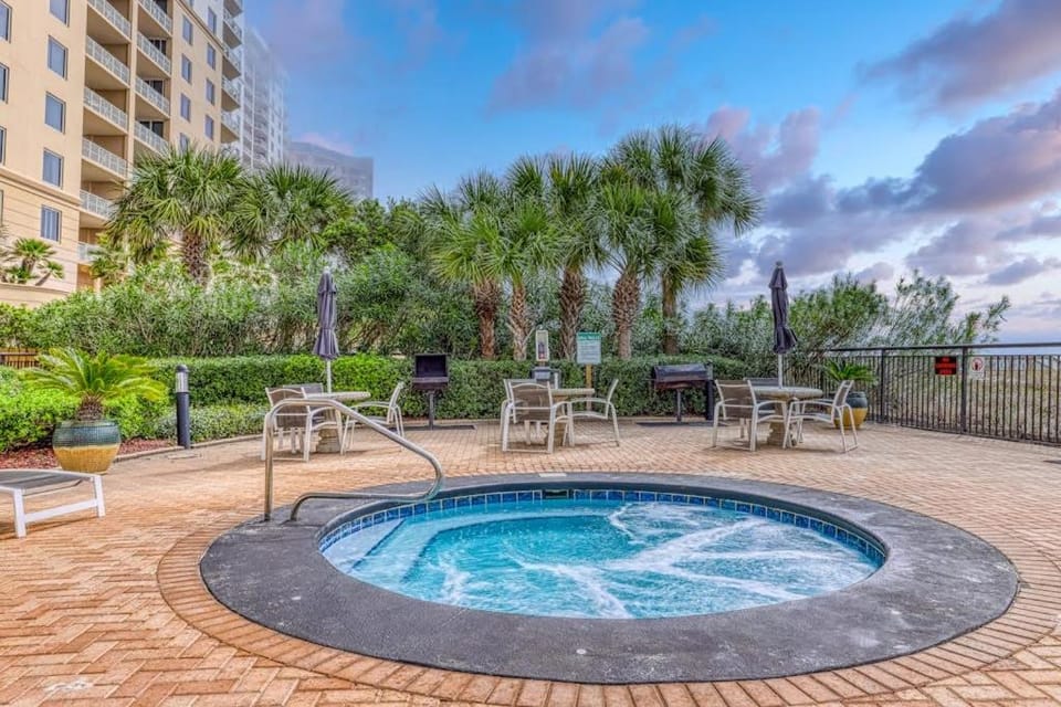 Gulf-front snowbird-friendly condo with pools tennis hot tub balcony gym AC House in Perdido Key