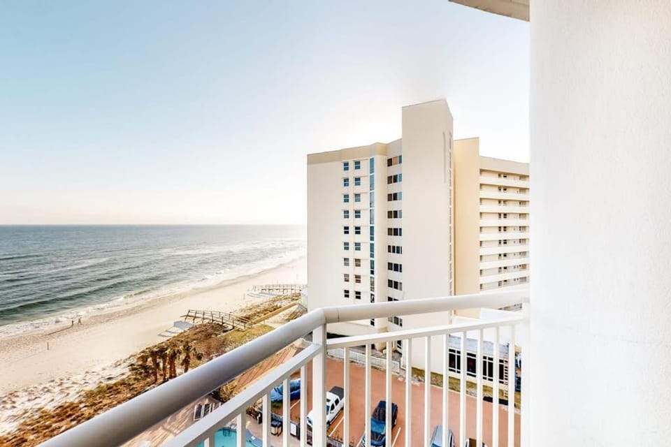 6th-floor charming condo with amazing views & pools House in Perdido Key