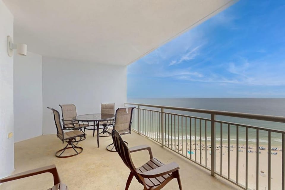 11th-floor Gulf-front condo with views pools hot tub & tennis House in Perdido Key
